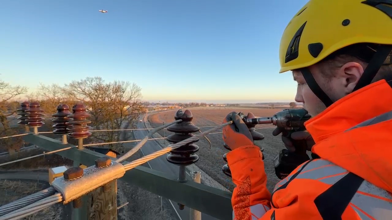 Auszubildender Elektroniker bei der Arbeit im Außenbereich