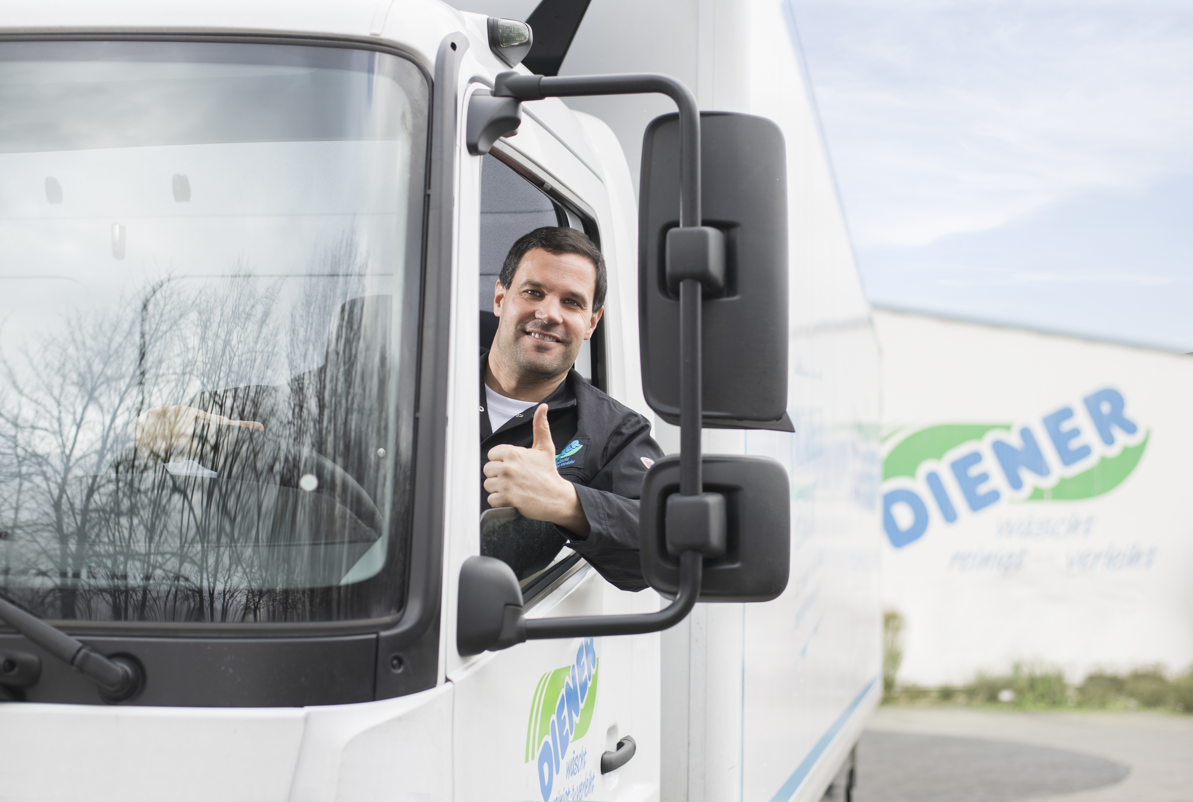 Ein Elektriker bei der Arbeit an einer modernen Produktionsanlage der Wäscherei Diener