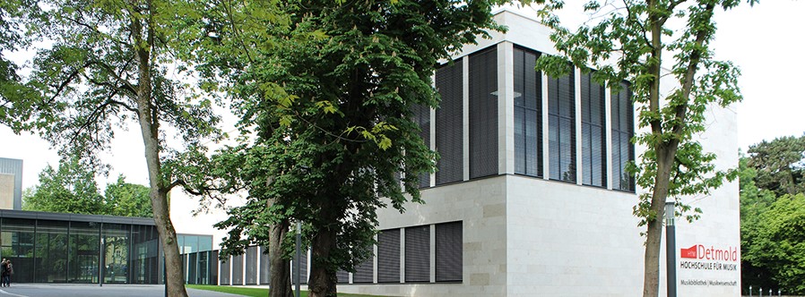 Studierende am Palais II.jpg