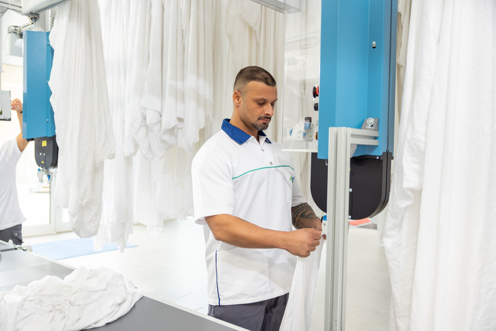 Ein Elektriker bei der Arbeit an einer modernen Produktionsanlage der Wäscherei Diener
