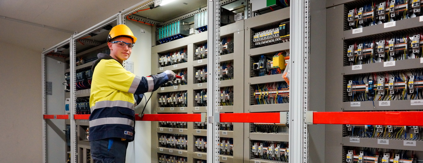 Spenner Elektroniker bei der Arbeit