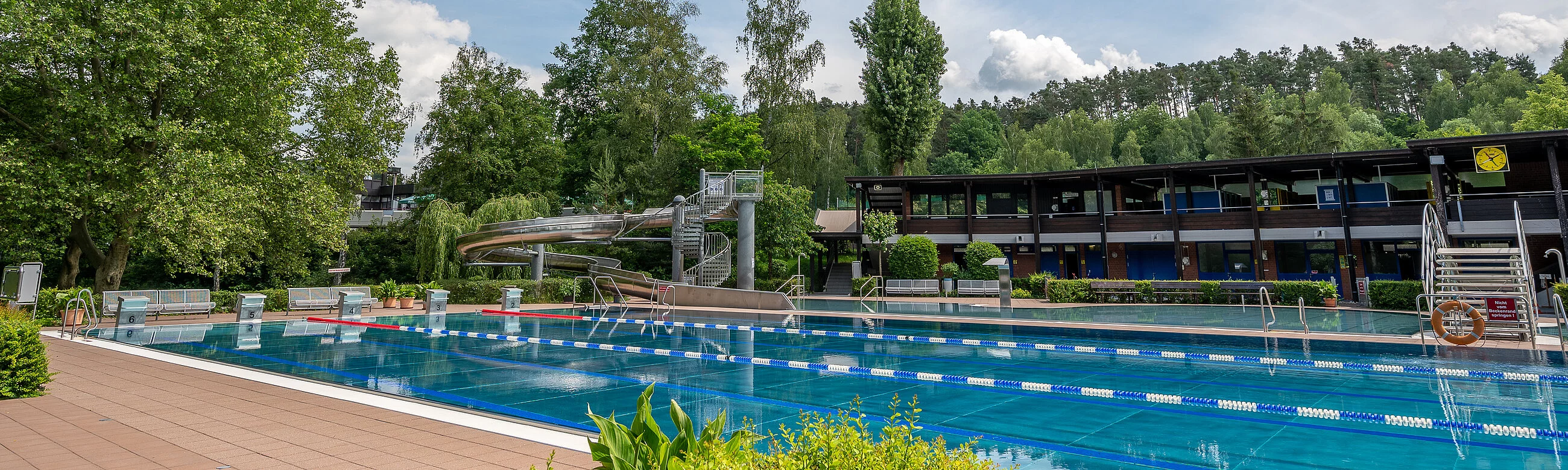 Schriftzug "Rathaus" über dem Eingang