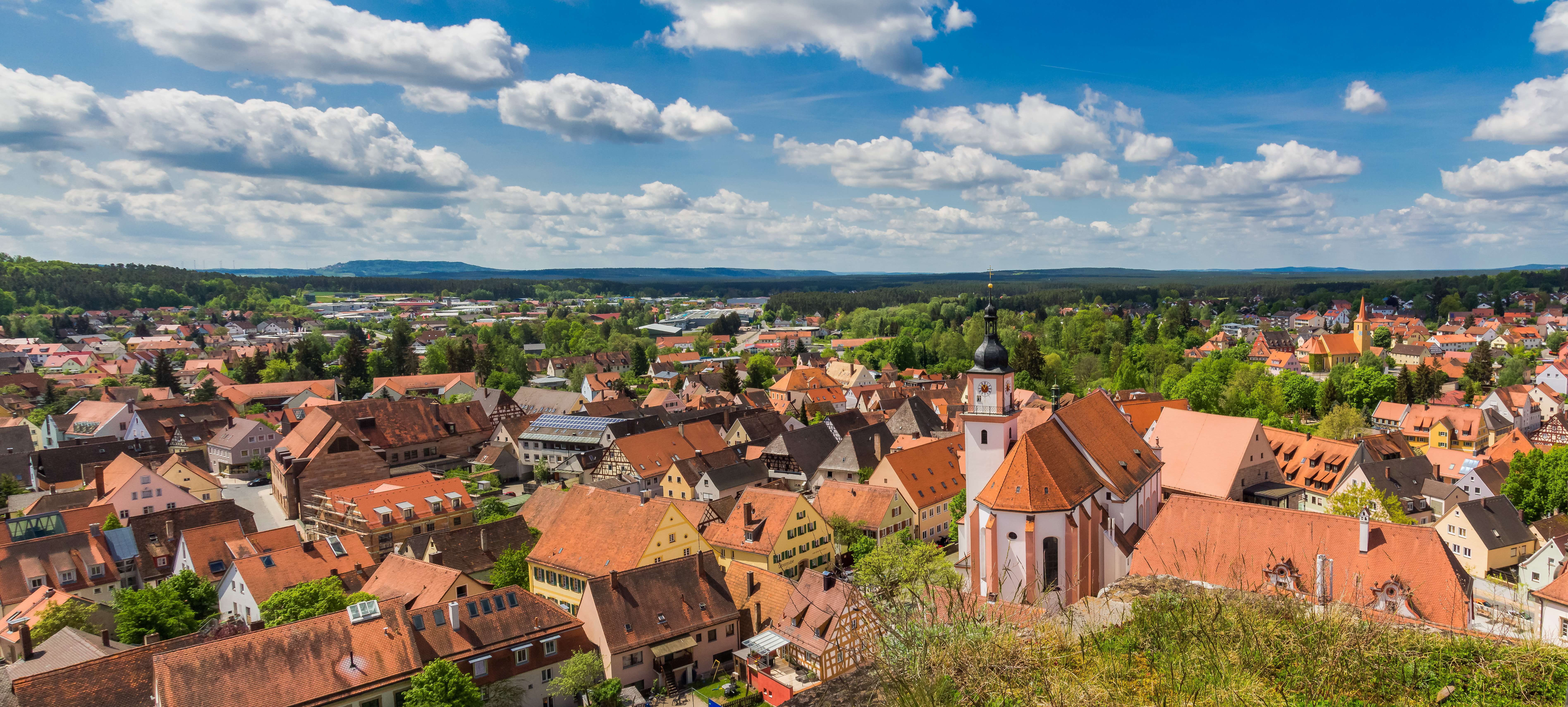 Schriftzug "Rathaus" über dem Eingang